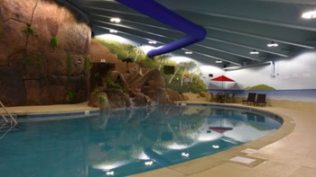 Fasilitas ini memiliki kolam besar untuk membuat penghuni tetap terhibur dan sehat. Foto: Survivalcondo.com