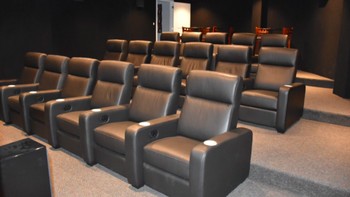 Ada juga bioskop sebagai tempat hiburan para penghuninya. Foto Survivalcondo.com