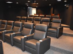 Mengintip Isi Bungker Mewah Anti-Kiamat, Punya Kolam Renang hingga Bioskop