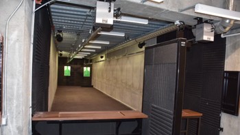 Penghuni juga bisa berolahraga mengasah kemampuan bidikan mereka di lapangan tembak dalam ruangan. Foto Survivalcondo.com