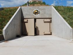 Mengintip Isi Bungker Mewah Anti-Kiamat, Punya Kolam Renang hingga Bioskop