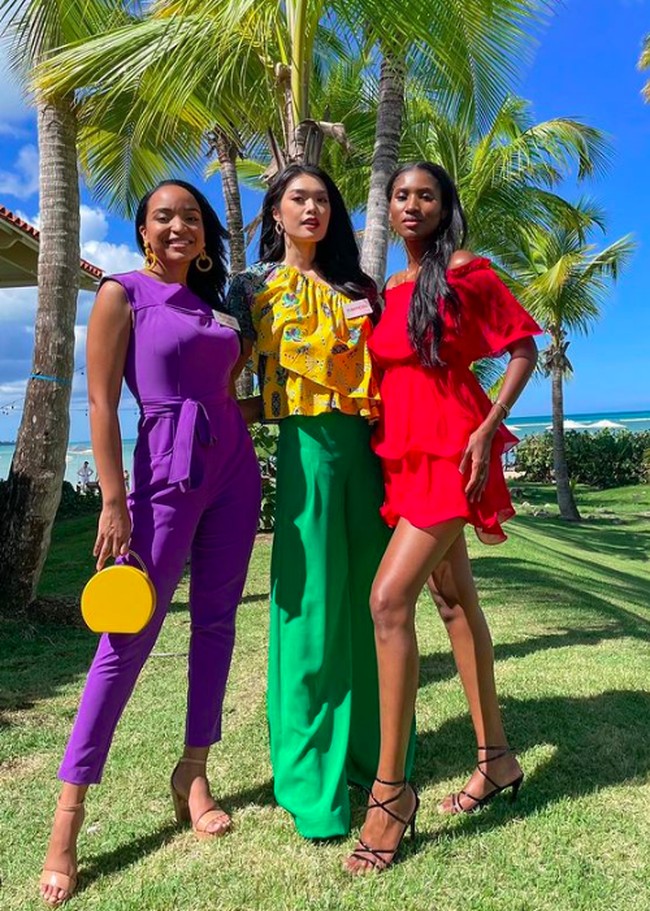 Carla Yules tampil colorful dengan Miss Cayman Islands dan Miss Guinée saat karantina Miss World 2021. Foto: dok. Instagram