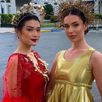 Sebelum malam puncak Miss World, para finalis melakukan beragam aktivitas dan sejumlah bakat mereka. Dalam foto ini, Carla mengaku menunjukkan tari tradisional. Wanita 25 tahun itu tampak mengenakan hiasan kepala tradisional. Foto: dok. Instagram/@carlayules