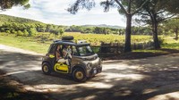 Di bagian atap, Citroen My Ami Buggy Concept ini dipasangkan roof-rack serta ban serep. Lalu yang tak kalah menarik, Citroen membuat warna atap serta bodinya berbeda dan membuat kesan yang kian menarik. Foto: Citroen / Maison Vignaux