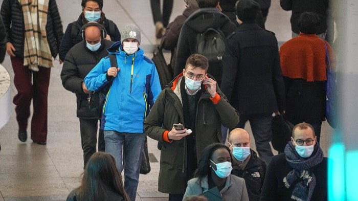 Covid di Eropa Para komuter yang mengenakan masker wajah untuk melindungi diri dari COVID-19 saat berjalan melalui pusat transportasi distrik bisnis La Defense di Paris, Rabu, 8 Desember 2021. Varian omicron baru yang berpotensi lebih menular dari virus corona muncul di lebih banyak negara Eropa hanya beberapa hari setelahnya. diidentifikasi di Afrika Selatan, membuat pemerintah di seluruh dunia berebut untuk menghentikan penyebaran. (Foto AP/Michel Euler)