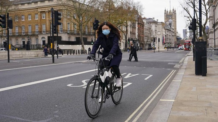 Covid di Eropa Seorang wanita memakai masker saat dia bersepeda di Westminster, di London, Kamis, 16 Desember 2021. Inggris mencatat jumlah tertinggi infeksi COVID-19 baru yang dikonfirmasi pada hari Rabu sejak pandemi dimulai, dan kepala petugas medis Inggris memperingatkan situasinya kemungkinan akan bertambah buruk karena varian omicron mendorong gelombang penyakit baru selama liburan Natal. Inggris mencatat 78.610 infeksi baru pada hari Rabu, 16% lebih tinggi dari rekor sebelumnya yang ditetapkan pada Januari. (Foto AP/Alberto Pezzali)