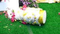 Ini bagian atas kue pernikahan Danang DA dan Hemas Nura yang terjatuh. Foto: dok. Channel Youtube Danang Official