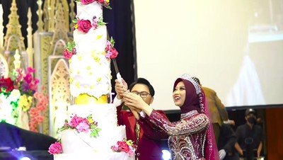 Hiks! Kue Pernikahan Danang DA dengan Dokter Cantik di Pesta Unduh Mantu Jatuh