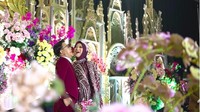 Tawa bahagia terlihat dari wajah Danang DA dan Hemas Nura. Keduanya menggunakan baju pengantin berwarna merah marun. Foto: dok. Channel Youtube Danang Official
