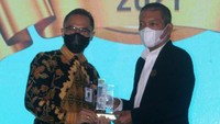 Direktur Utama BRI Life Iwan Pasila (kiri) saat menerima anugerah Top 100 CEO 2021 dari majalah Info Bank, di Jakarta.