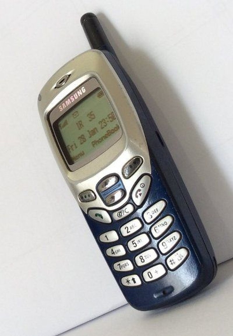 fotoinet ponsel jadul hitam putih