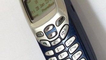 Rilis tahun 2001, ini adalah andalan Samsung di masa itu pada segmen bawah, yaitu R220. (istimewa/phonearena)