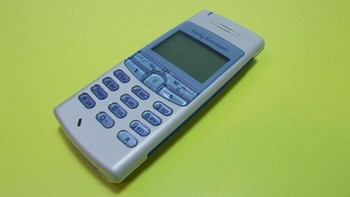 Sony Ericsson T100 yang keluar tahun 2002 bentuknya imut dan cukup diidamkan. Foto: Phone Arena