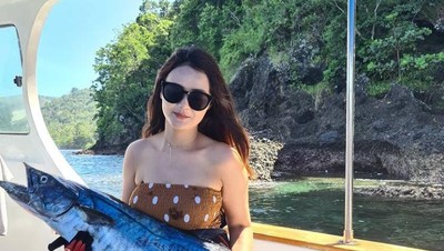 10 Momen Adelia Zizi Saat Hangout di Kafe hingga Mancing Ikan