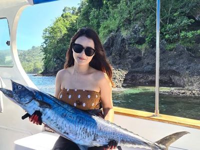 10 Momen Adelia Zizi Saat Hangout di Kafe hingga Mancing Ikan