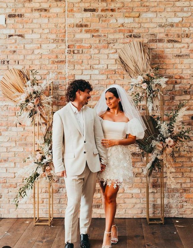 Inilah potret gaun respsinya. Gaun mini putih tersebut memiliki detail lasser cut yang tampak elegan. Foto: dok. Instagram/@rachelmuse