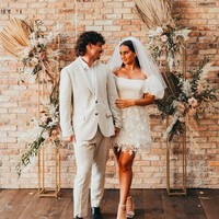 Inilah potret gaun respsinya. Gaun mini putih tersebut memiliki detail lasser cut yang tampak elegan. Foto: dok. Instagram/@rachelmuse