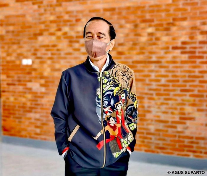 Gaya Jokowi Pakai Jaket Lukisan Keluarga di Blora