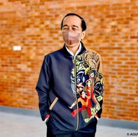 Suka dengan jaket tersebut, Jokowi langsung membelinya seharga Rp 350 ribu. Jaket yang saya kenakan ini baru saya beli di sebuah anjungan di lobi Bandara Ngloram, di Blora, Jawa Tengah. Bermotif Garuda dan khas Blora, jaket ini diproduksi oleh UMKM setempat. Bagaimana, keren kan? tulis Jokowi di Instagram sembari pamer jaket barunya. (Foto: Instagram/@jokowi/Agus Suparto)