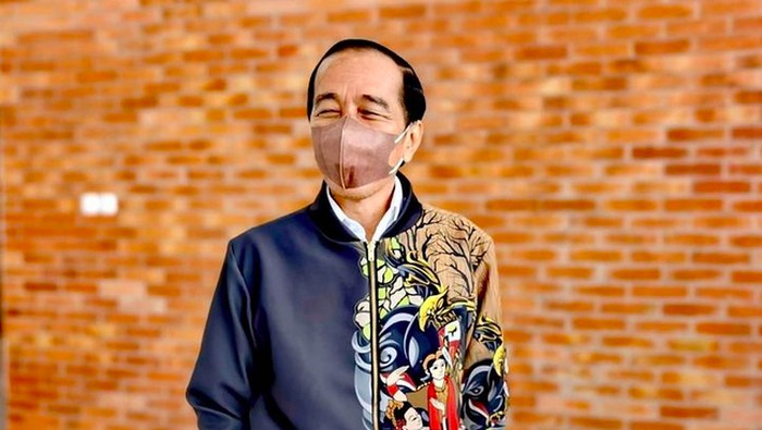 Gaya Jokowi Pakai Jaket Lukisan Keluarga di Blora