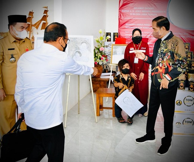 Jokowi dan Ibu Iriana juga mampir ke sebuah gerai yang memamerkan karya lukisan bergambar keluarga RI I. Presiden pun langsung membeli dua lukisan tersebut. (Foto: Dok. BPMI Sekretariat Presiden)