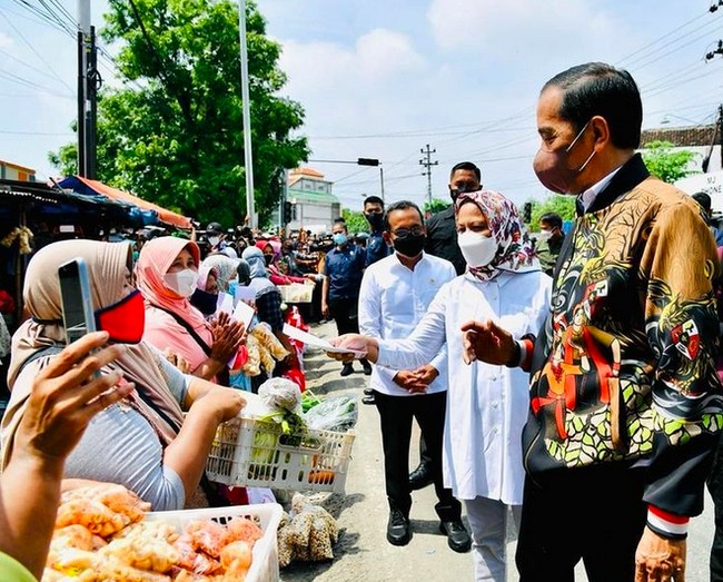 Jaket baru langsung menemani Jokowi blesukan ke Pasar Mulyorejo di Blora, Jawa Tengah. Dalam kegiatan tersebut, ia bertemu para pedagang dan masyarakat sekaligus menyerahkan bantuan tunai. Bantuan sebesar Rp1,2 juta tersebut semoga bisa meringankan beban para pedagang yang usahanya terdampak pandemi COVID-19, kata Jokowi di Instagram. (Foto: Dok. BPMI Sekretariat Presiden)
