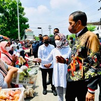 Jaket baru langsung menemani Jokowi blesukan ke Pasar Mulyorejo di Blora, Jawa Tengah. Dalam kegiatan tersebut, ia bertemu para pedagang dan masyarakat sekaligus menyerahkan bantuan tunai. Bantuan sebesar Rp1,2 juta tersebut semoga bisa meringankan beban para pedagang yang usahanya terdampak pandemi COVID-19, kata Jokowi di Instagram. (Foto: Dok. BPMI Sekretariat Presiden)