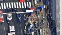 Tayangan NHK menunjukkan puluhan kendaraan pemadam dan mobil polisi memenuhi jalanan dekat gedung yang terbakar. Secara keseluruhan, ada 70 kendaraan pemadam yang dikerahkan ke lokasi.