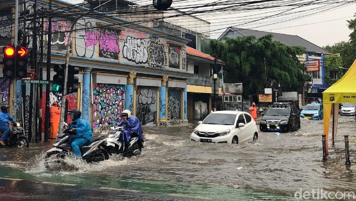 Genangan di perempatan ITC Fatmawati.