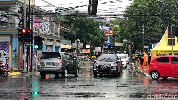 Genangan di perempatan ITC Fatmawati.