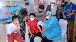 Provinsi Nusa Tenggara Barat (NTB) mulai melakukan vaksinasi Covid-19 untuk anak usia 6-11 tahun pada Kamis (16/12) guna melindungi generasi penerus bangsa.