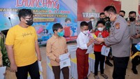 Beginilah salah satu pendekatan yang dilakukan pada anak-anak agar antusias ikut vaksinasi. Karena anak-anak termasuk kelompok rentan tertular virus Covid-19. Iqbal mencatat setidaknya terdapat 1.697 anak usia 0-14 tahun terjangkit Covid-19 berdasarkan laporan Dinkes NTB per 13 Desember 2021, di mana 16 di antaranya meninggal dunia. Karena itu, Iqbal menilai vaksinasi terhadap anak-anak ini sangat penting.