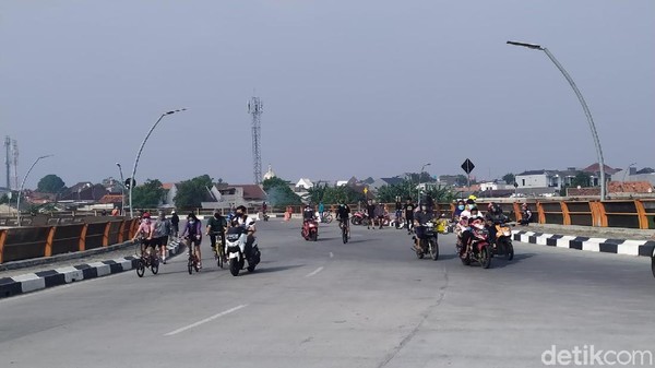 Kalian bisa gowes sepeda sampai puas di sini. Area terbuka ini ramai pengunjung setiap hari, apalagi ketika weekend di pagi dan sore hari. (Tiara Rosana/detikTravel) Kalian bisa gowes sepeda sampai puas di sini. Area terbuka ini ramai pengunjung setiap hari, apalagi ketika weekend di pagi dan sore hari. (Tiara Rosana/detikTravel)