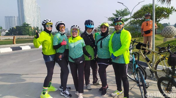 Salah satu komunitas sepeda yang memilih Grand Kamala Lagoon sebagai trek favorit adalah Sweet Gowes Lagoon. Mereka menyebut kawasan ini relatif aman buat para pegowes sepeda di Bekasi. (Tiara Rosana/detikTravel)
