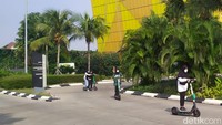 Mereka pun merekomendasikan tempat ini kepada para bikers di luar komunitasnya. Selain pesepeda, ada juga sekelompok pemuda yang asyik jogging di sini. Ada juga yang asyik main skuter. (Tiara Rosana/detikTravel)
