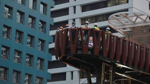 Gubernur DKI Jakarta, Anies Baswedan mengecek perkembangan proyek JPO Kapal Pinisi dan MRT Jakarta fase 2A.