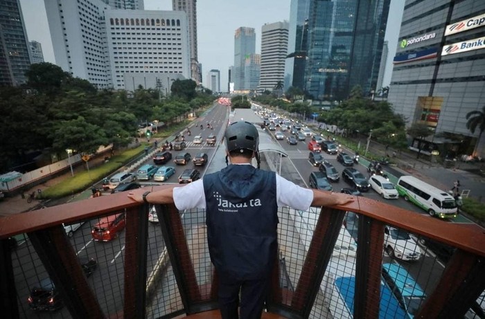Gubernur DKI Jakarta, Anies Baswedan mengecek perkembangan proyek JPO Kapal Pinisi dan MRT Jakarta fase 2A.