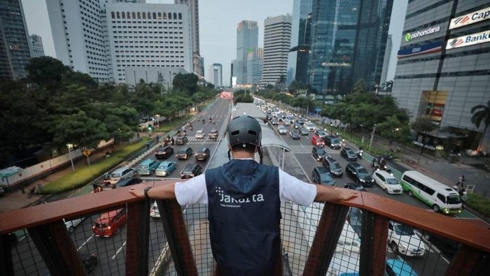 Gubernur DKI Jakarta, Anies Baswedan mengecek perkembangan proyek JPO Kapal Pinisi dan MRT Jakarta fase 2A.