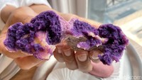 Sementara pada varian ube, rasa manisnya sedikit lebih lembut. Rasanya mirip taro alias talas ungu.