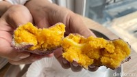 Varian klasik ini rasa manisnya lembut dengan sentuhan gurih dari keju mozzarella yang meleleh.