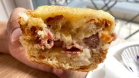 Saat dibelah, terlihat sekali isian cruffin yang padat. Ada lembaran smoked beef, keju mozzarella, dan saus bechamel. Gurih nikmat!