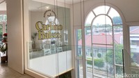 Berlokasi di food space kekinian SOI Cik Ditiro, Carlino Bakes memanjakan lidah para penggemar pastry. Gerai mungilnya bisa kamu temui di lantai 2.