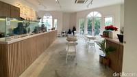 Bukan cuma konsep kafenya, Carline juga membuat menu-menu unik terinspirasi dari Korea Selatan. Deretan menunya bisa kamu intip di balik lemari kaca.