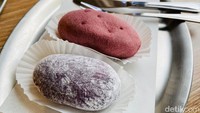 Di kafe Carlino Bakes, goguma ppang dijual Rp 21 ribu per buah, namun minimal beli dua buah. Variannya ada klasik yaitu isi keju dan ube yang warnanya ungu gelap.