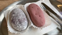 Salah satu yang hits adalah goguma ppang, roti ubi yang cantik dari Korea Selatan. Meski namanya roti ubi, menu ini tak seperti roti, tapi lebih mirip mochi.