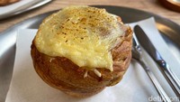 Kalau mau yang gurih, ciciplah cruffin. Harganya mulai dari Rp 37 ribu. Cruffin Smoked Beef Cheese bagian atasnya dilapisi keju emmental.