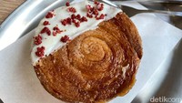 Carlino Bakes juga punya kouign amann seharga mulai dari Rp 23.500. Pada varian kouign amann glaze, lapisannya adalah white chocolate yang ditaburi dried strawberry.