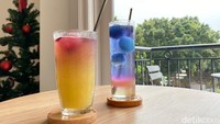 Sebagai teman menyantap pastry, ada minuman Galaxy Lemonade dan Milkis Orange Soda yang menyegarkan. Warnanya yang cantik juga membuat minuman ini Instagramable!