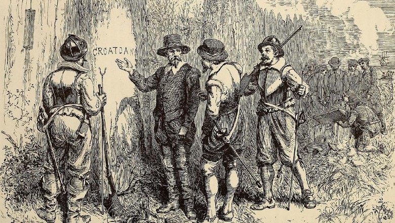 Ilustrasi petunjuk kata CROATOAN di pagar pemukiman orang Inggris di Roanoke, Amerika Utara oleh William Ludwell Sheppard dan grafir William James Linton tahun 1870. Orang koloni Inggris pertama di Amerika tersebut hilang pada 1580.