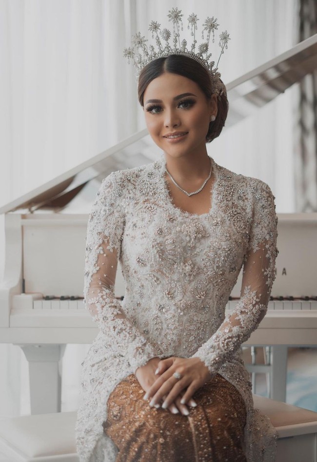 Saat akad nikah, Aurel Hermansyah tampil cantik dan anggun berbalut kebaya karya Vera Kebaya. Kebaya putih berbahan lace dengan detail payet dan kristal ini dipadukan dengan kain batik klasik. Foto: Instagram